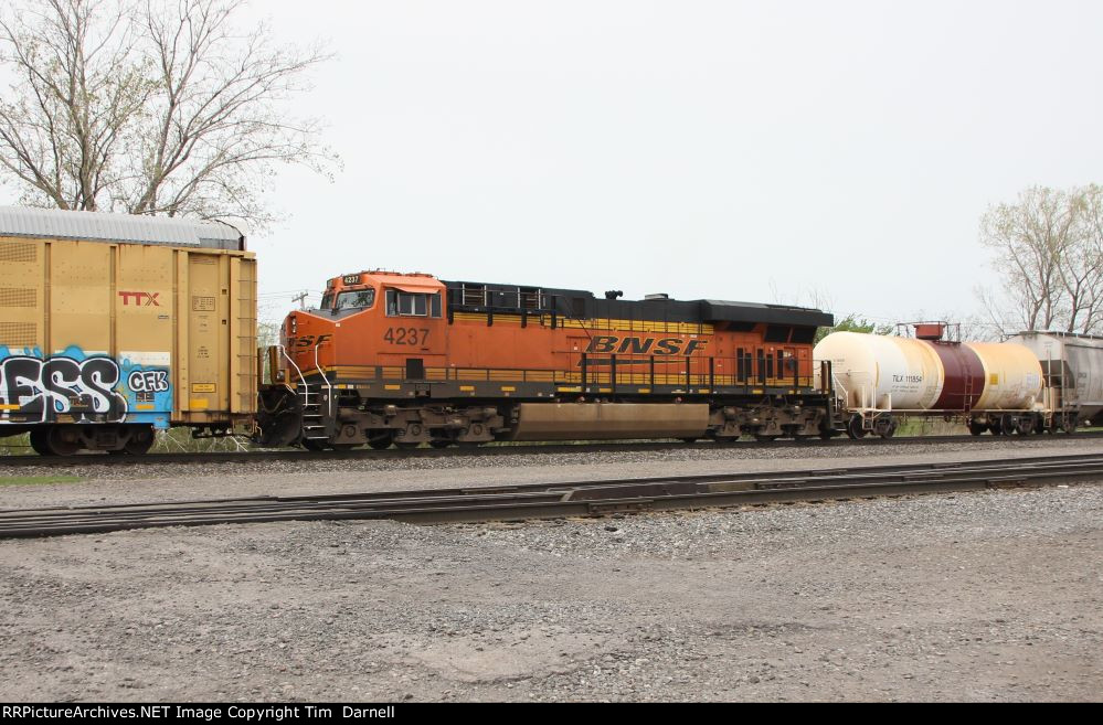 BNSF 4237 on 28B